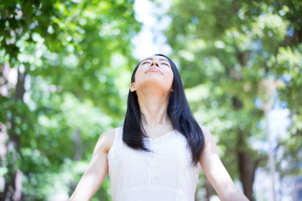 深呼吸をしている女性