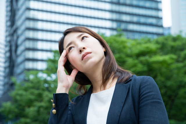 考える女性