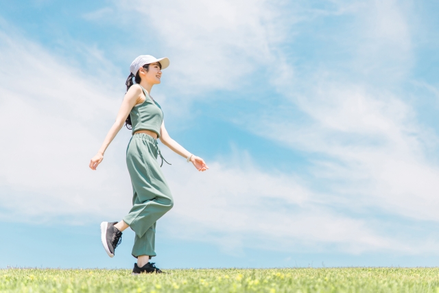 歩く女性