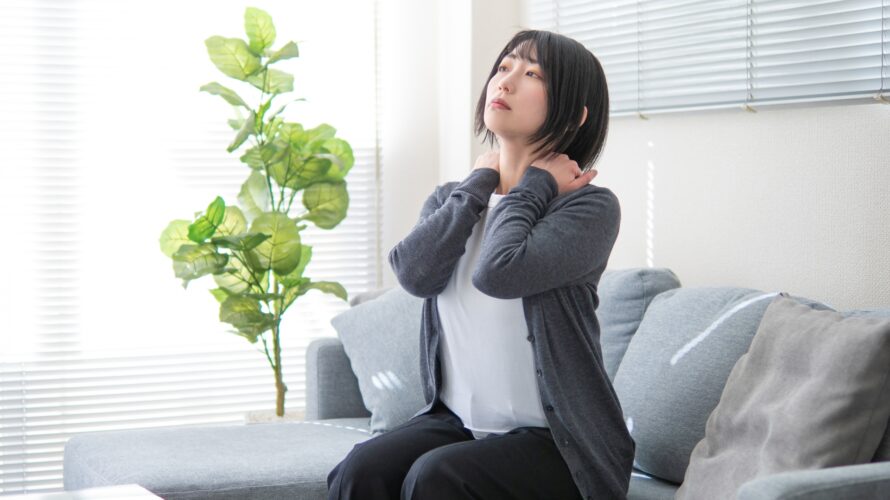 首をおさえる女性