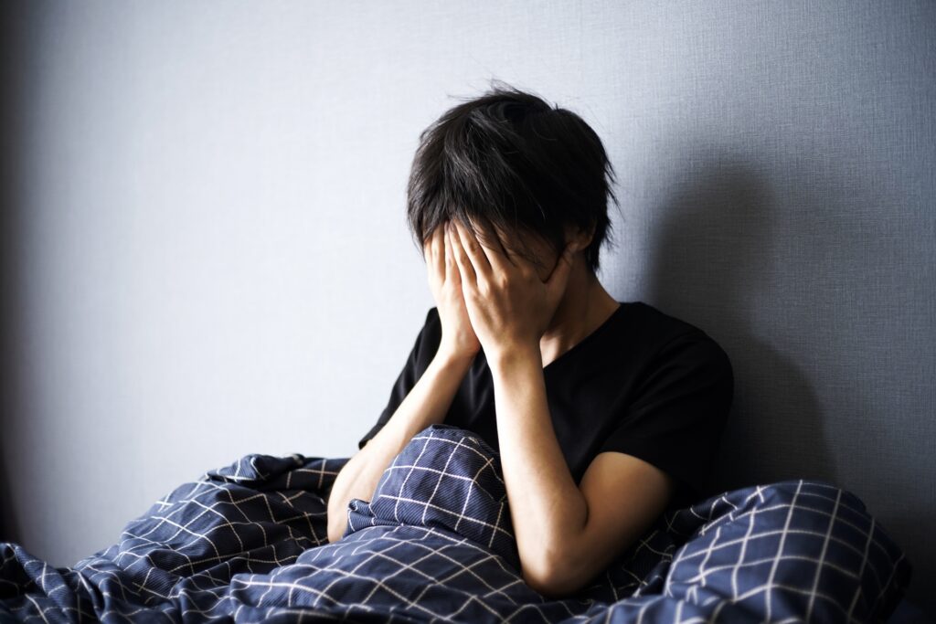 眠れなくて辛そうな男性2