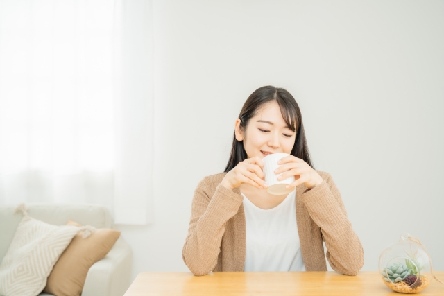 飲み物を飲む女性