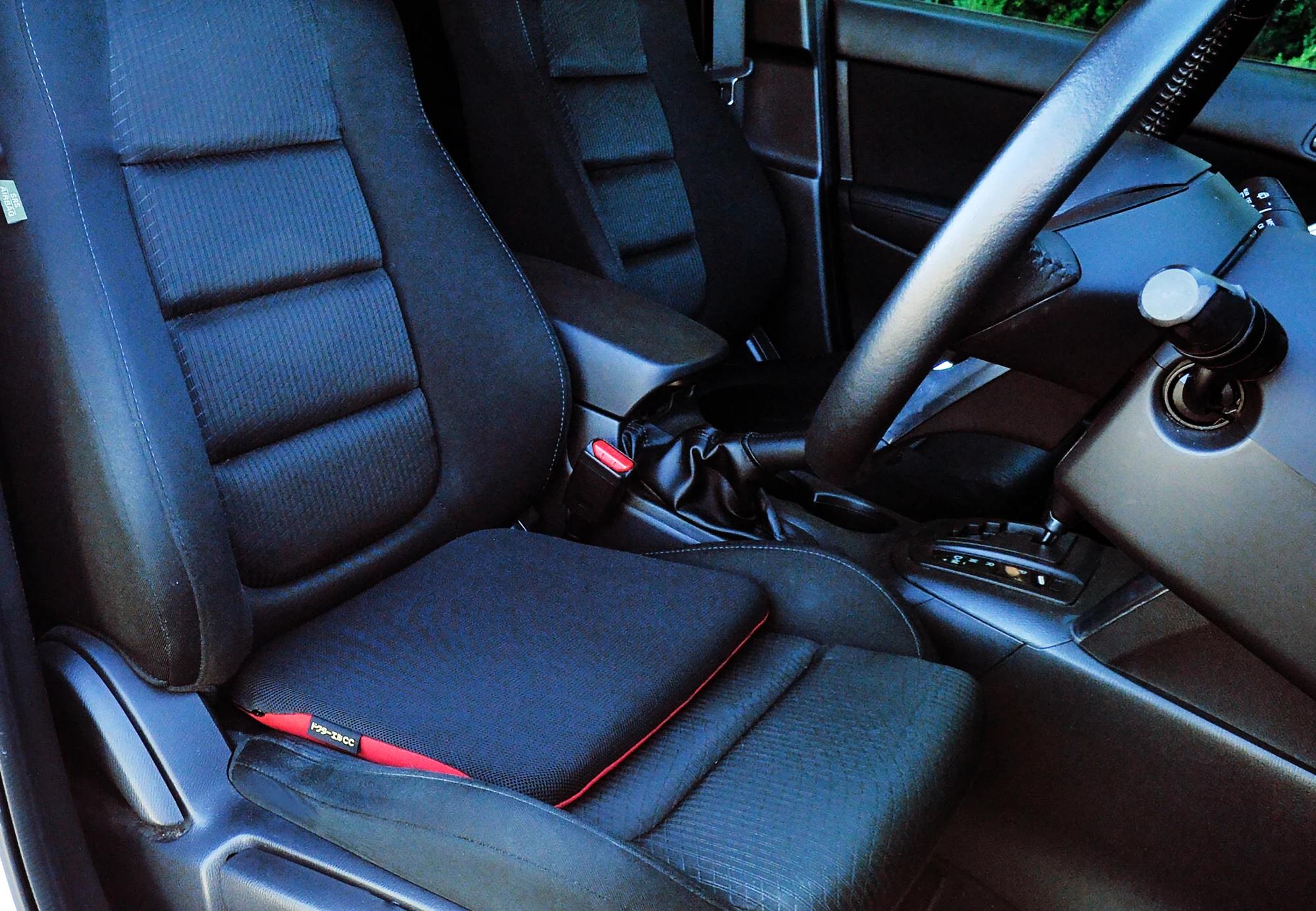 車のバケット型シートに置いたドクターエルCC