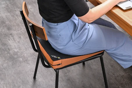 背もたれ側から見たドクターエルクッションの使用イメージ
