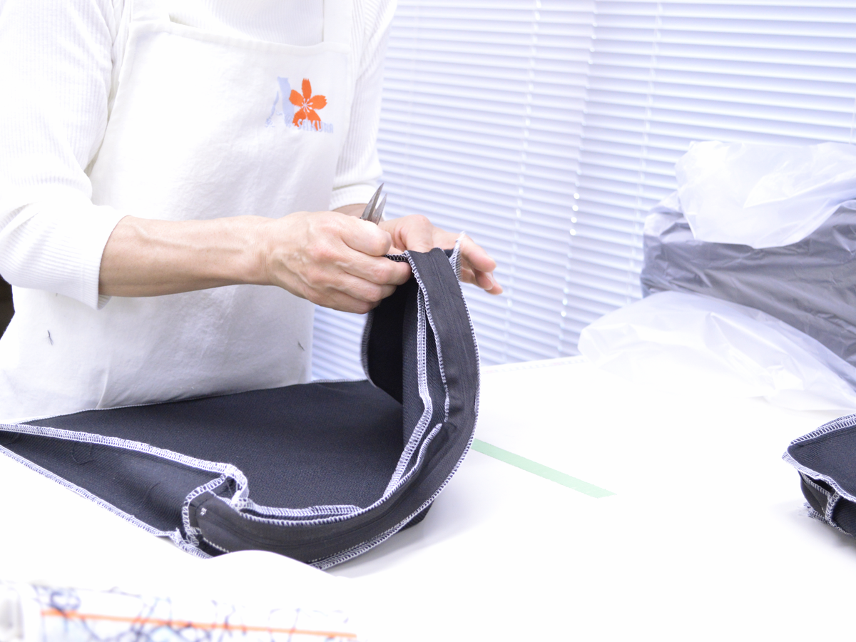 国内でカバーを縫製する工程